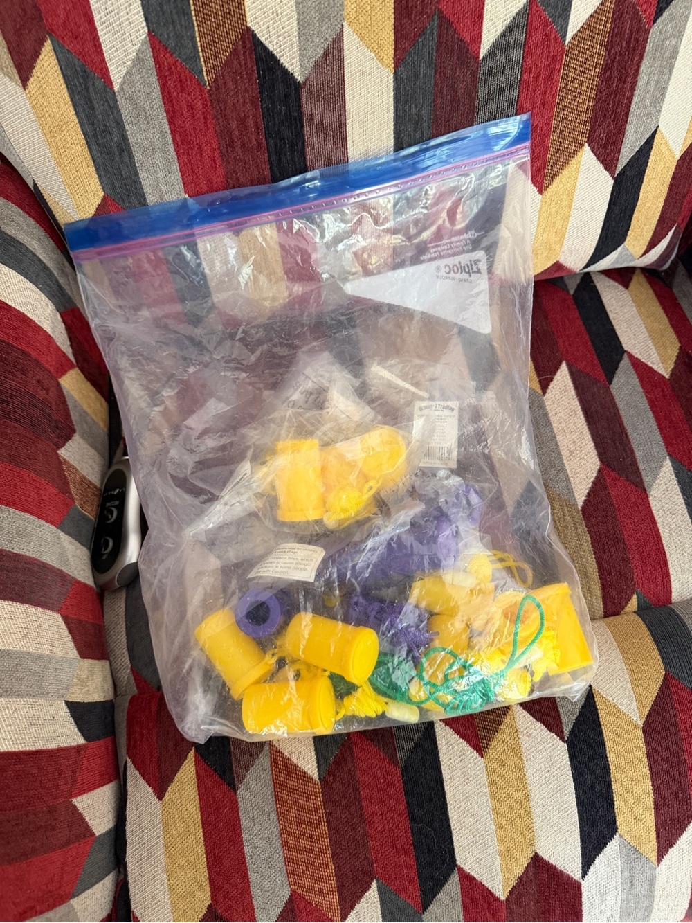 Assorted Yellow and Purple Plastic whistles - Picture 5 of 5